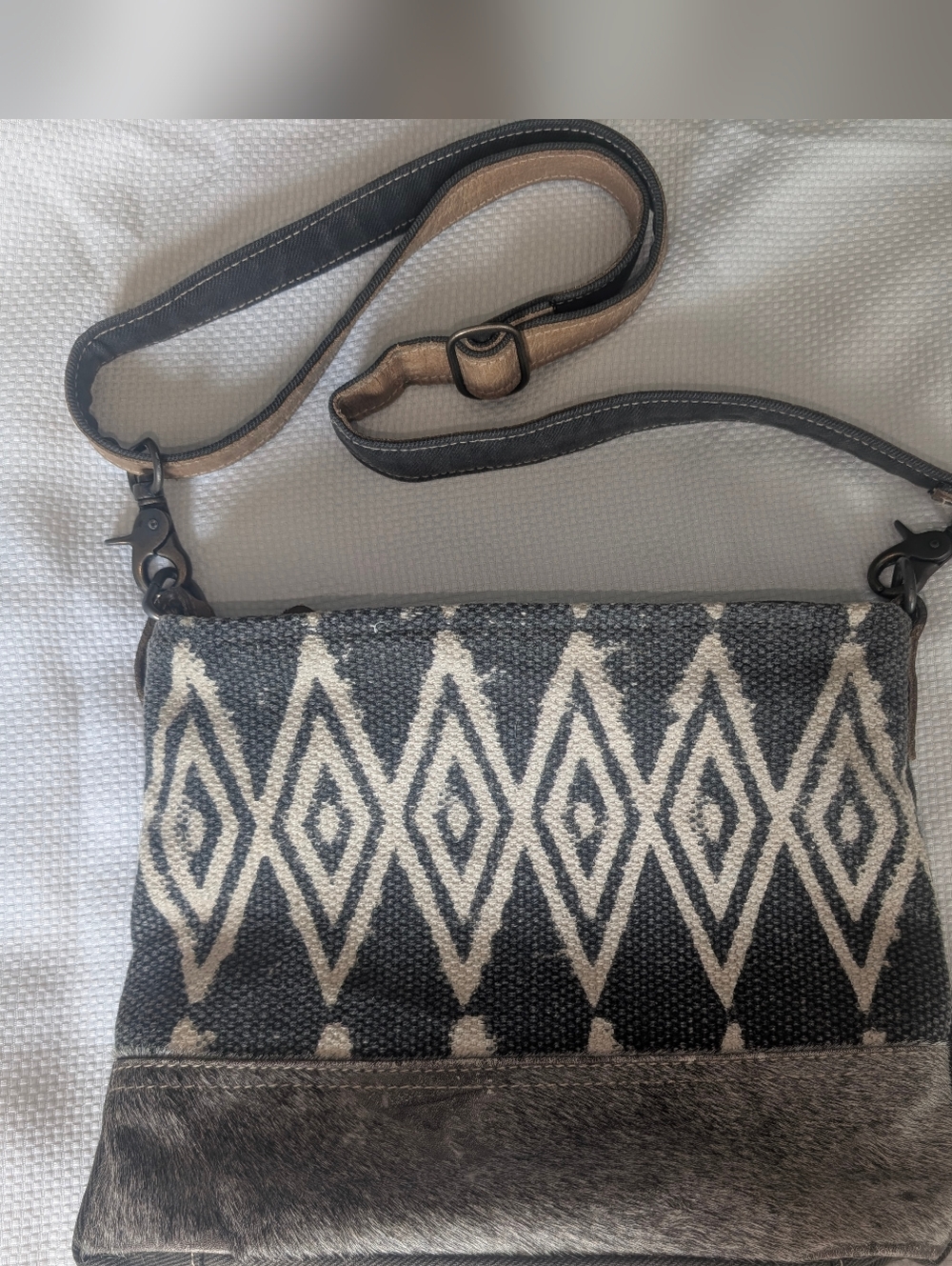 Myra Woven Diamond Pattern Crossbody Bag in Black & Cream; EXC. CLEAN; Like New!